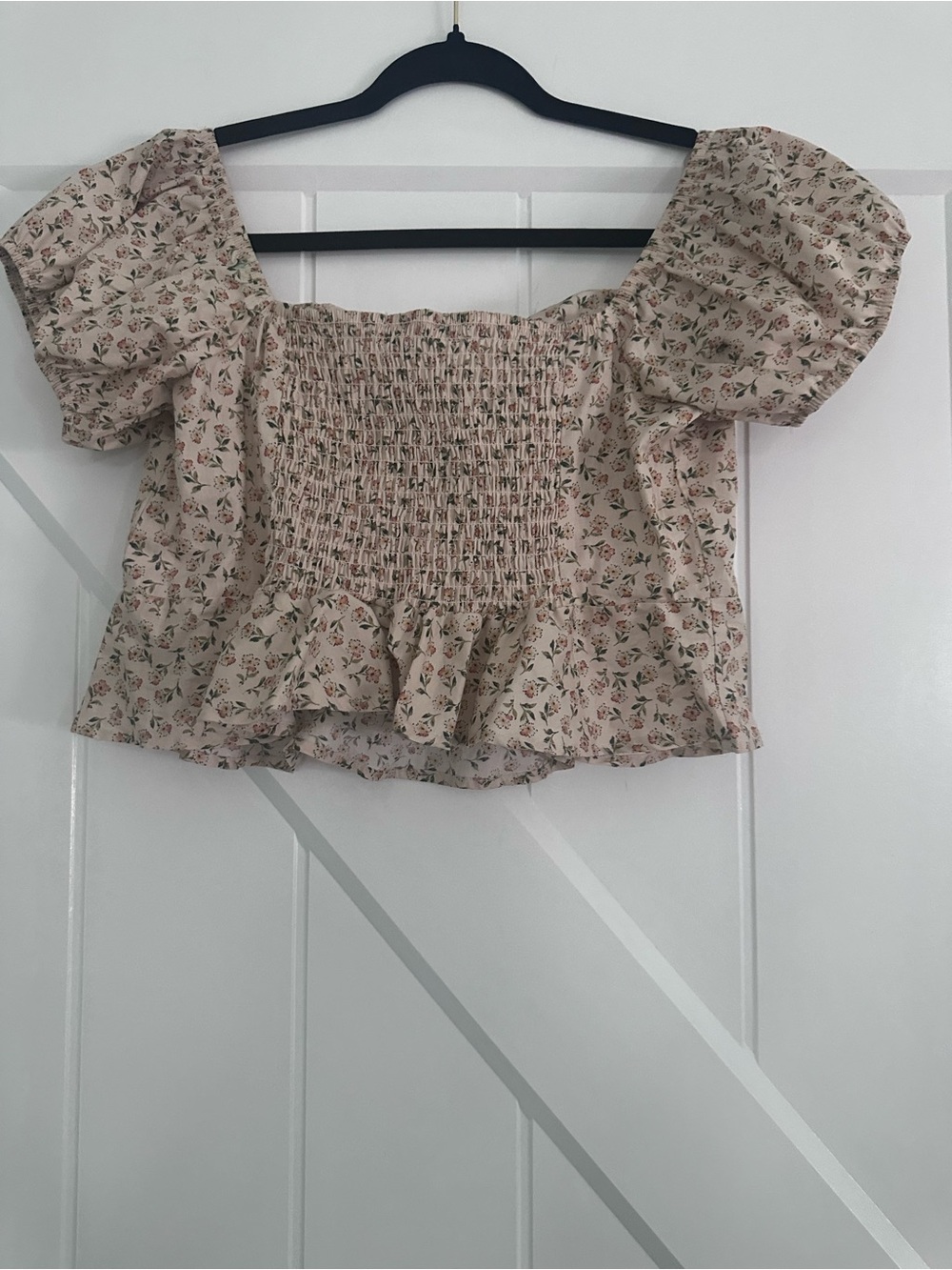 L.I.F.E Floral Peplum Puff-Sleeve Blouse in Cream - Picture 3 of 6